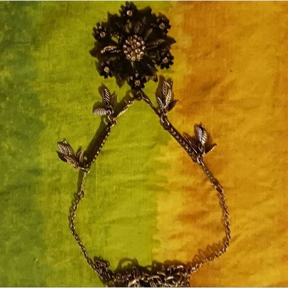 16" necklace with a rhinestone flower pendant - Picture 3 of 11